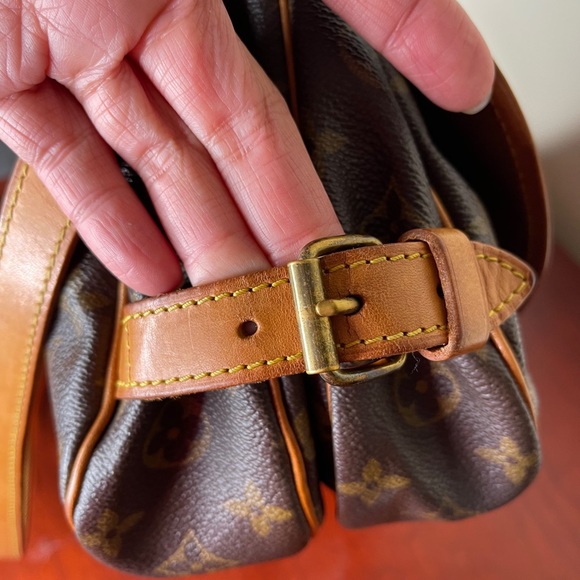 Louis Vuitton Saumur 30 - Picture 8 of 16